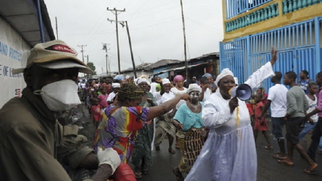 Cư dân trong một vùng bị cách ly tại Liberia - Ảnh: Reuters