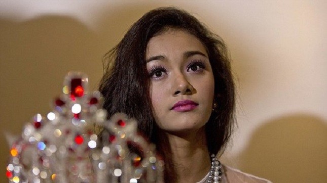Hoa hậu “ôm vương miện bỏ trốn” tố ban tổ chức bắt nâng ngực