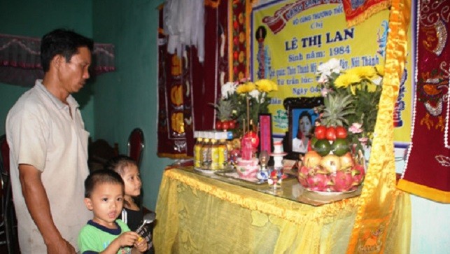 Cha con anh Trần Minh Duy trước bàn thờ chị Lan, người tử vong sau khi ăn tô mì gà - Ảnh: Hoàng Sơn.