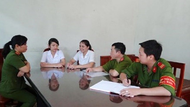 Hai chị Nguyễn Thanh Tuyền và Lê Thị Hải Yến báo cáo với Công an phường Trần Hưng Đạo (TP Hạ Long) về việc truy đuổi đối tượng trộm cắp.