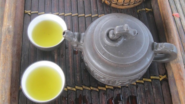 Một ấm trà sen tại Hồ Tây chỉ có giá từ 35 – 100 ngàn đồng.