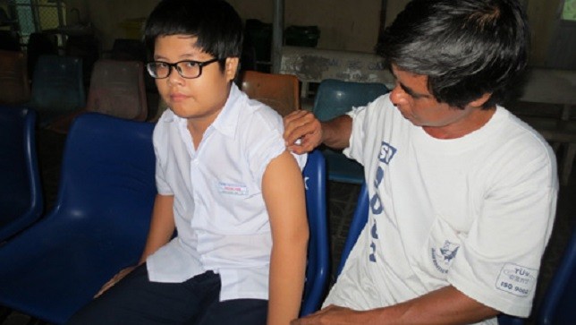 Em Vinh được gia đình chăm sóc tại Bệnh viện Lê Lợi.