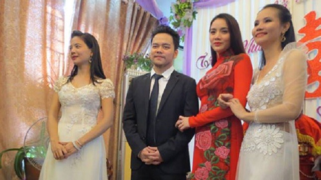 Trang Nhung (thứ hai từ phải qua) rạng rỡ trong ngày đính hôn.