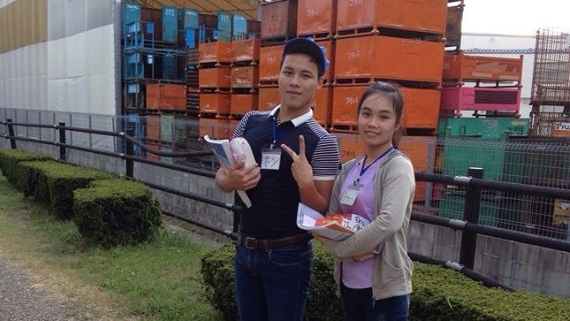 Nguyễn Đỗ Hồng và bạn gái tranh thủ chụp ảnh trước giờ làm việc.