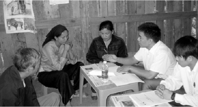 Cán bộ Trung tâm Trợ giúp pháp lý tư vấn cho bà con xã Sỹ Hai, huyện Hà Quảng, Cao Bằng. 