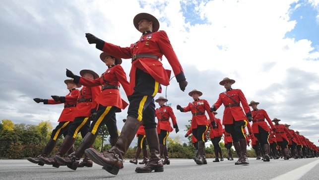 Sỹ quan quân đội Canada diễu binh trong Ngày Pháp luật. 