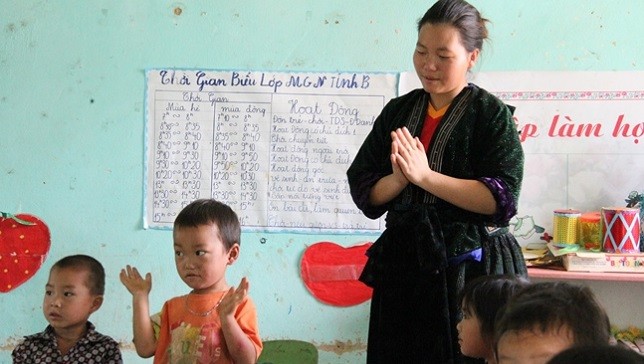 Giờ lên lớp của bà mẹ trợ giảng Lý Thị Dinh.