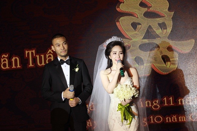 Quỳnh Nga - Doãn Tuấn hôn nhau đắm đuối trong tiệc cưới