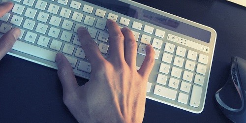 Chàng trai 19 tuổi chặt đứt tay để ... cai nghiện Internet