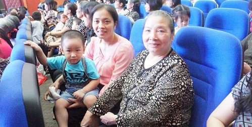 Chị Lã Hải Vân cùng mẹ chồng và con trai.
