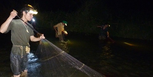 Theo anh Vi Văn Long (bên trái ảnh), kéo chài cần phải khéo léo để giữ cá.