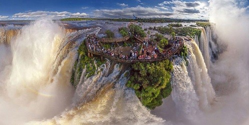 Thác Iguazu là ranh giới tự nhiên giữa Argentina và Brazil. Dòng nước đổ ụp xuống từ độ cao gần 100 m khiến Iguazu đẹp hùng vĩ với bọt tung trắng xóa.