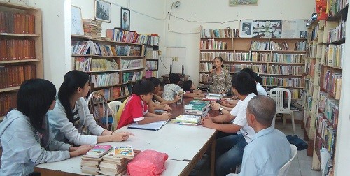 Người dân đọc sách miễn phí tại thư viện của ông Phạm Thế Cường.