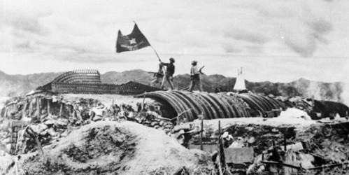 Lá cờ “Quyết chiến Quyết thắng” của Chủ tịch Hồ Chí Minh trao tặng cho Quân đội ta tung bay hiên ngang trên nóc hầm sở chỉ huy của quân đội Pháp ở Điện Biên Phủ.