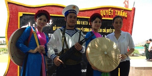 Nghệ sĩ Ngọc Lương (ngoài cùng bên phải) cùng các đồng nghiệp trong lần lưu diễn ở Trường Sa.