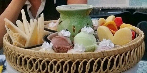Một trong các món nổi bật ở Vạn Thủy là lẩu trà sữa, hấp dẫn khách bởi vị kem sữa tươi. Ảnh: Vạn Thủy.