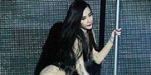 Angela Phương Trinh bị phạt vì biểu diễn với trang phục phản cảm trong bar.