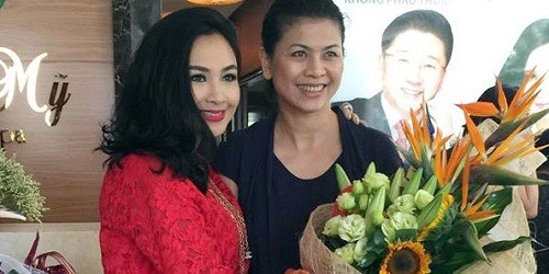 Thanh Lam vui vẻ chụp hình cùng vợ mới của nhạc sĩ Quốc Trung. 