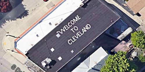 Mái nhà sơn dòng chữ "Chào mừng đến Cleveland" khi đây lại là Milwaukee, Mỹ. 