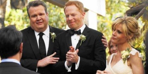 Những phim như 'Modern Family', mà khắc họa những mối tình đồng tính như cảnh hai nhân vật kết hôn, đã giúp định hình dư luận về hôn nhân đồng giới và những vấn đề về quyền đồng tính khác.