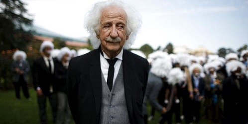Ông Benny Wasserman, 81 tuổi không những có cách ăn mặc y hệt mà khuôn mặt cũng hao hao giống thiên tài Einstein.