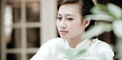 Ca sĩ Khánh Linh