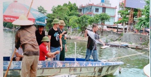 Người của Hợp tác xã Bảo vệ môi trường và Nuôi trồng thủy sản hồ Hương Tích thu giữ lưới bắt cá của người dân trên suối Yến (ảnh do người dân cung cấp). 