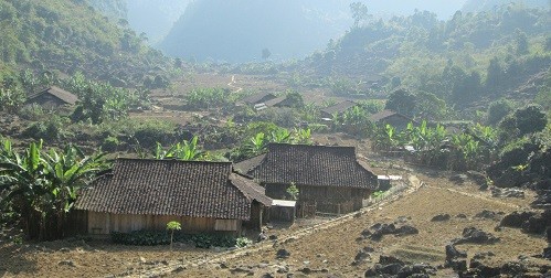 Bản làng người Dao ở Nguyên Bình có thói quen sinh sống trên sườn núi, thung lũng đá, hiện vẫn lưu giữ tục cắm lá cây trước cổng.