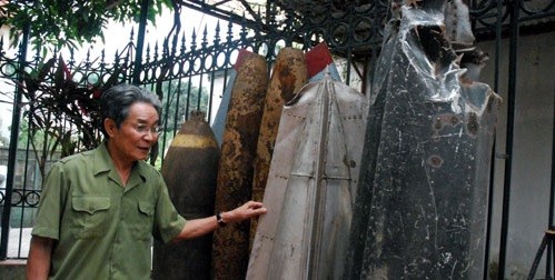 Ông Nguyễn Mạnh Hiệp bên những kỷ vật chiến tranh tại “bảo tàng”.