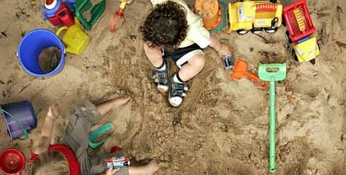 Hai đứa trẻ đã sử dụng những chiếc thuổng trong bộ đồ chơi xúc cát để đào đường trốn khỏi trường mầm non. (Ảnh minh họa: Guardian)