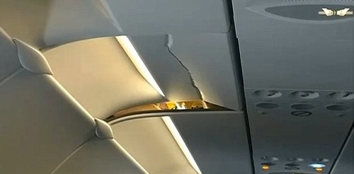 Vết nứt nghiêm trọng trên trần máy bay.