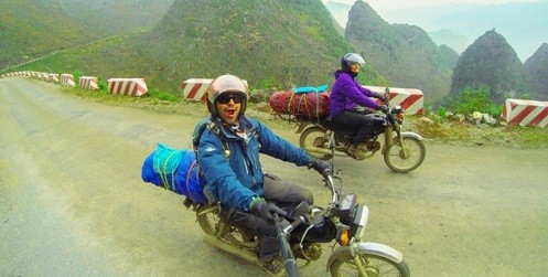 Jarryd Salem và Alesha Bradford khi qua đèo Mã Pí Lèng Việt Nam.