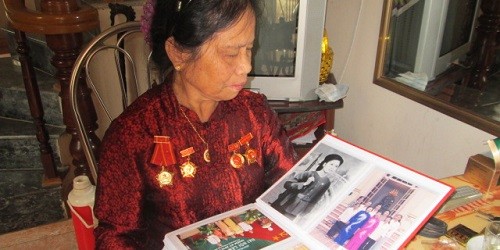 Bà Hồng Minh ôn lại những năm tháng rực rỡ của tuổi trẻ.