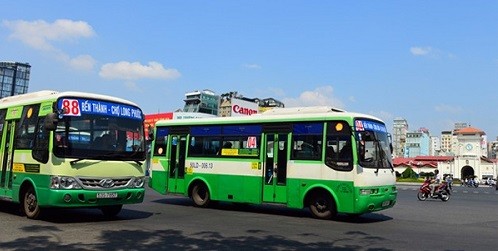 Ngày càng nhiều người chọn phương tiện công cộng là xe buýt để đi lại. 