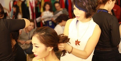 NTM Thu Hoài chăm chút tỉ mỉ cho từng mẫu thiết kế tóc của mình trong show diễn “Women in love” của NTK Đỗ Trịnh Hoài Nam.