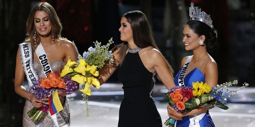 Khoảnh khắc trao vương miện "có một không hai" trong lịch sử Miss Universe.