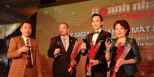 Tổng biên tập báo Pháp luật Việt Nam - TS. Đào Văn Hội lên sân khấu giao lưu với các doanh nhân. 