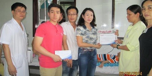 Đoàn cán bộ, phóng viên Báo Pháp Luật Việt Nam tới thăm cháu Tùng tại bệnh viện tháng 6/2014.