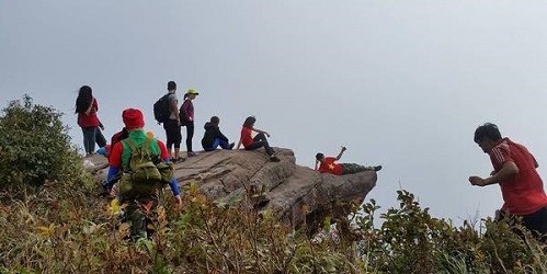 Dân phượt mê mẩn hai “mỏm đá sống ảo” ở Việt Nam