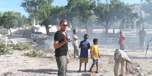 Andrew ở khu chiến sự Mogadishu. Ảnh: Andrew Drury.