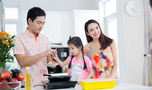 Con gái Hoa hậu Ngọc Diễm trổ tài nấu ăn cùng MC Phan Anh