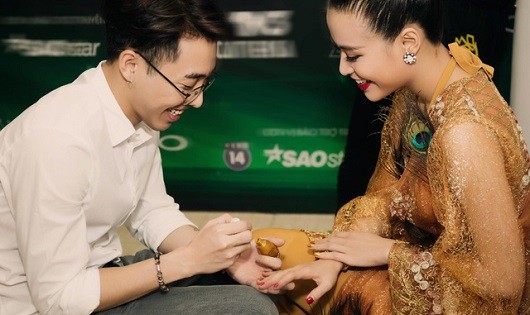 Hoàng Ku sơn móng tay cho Hoàng Thùy Linh trước giờ biểu diễn