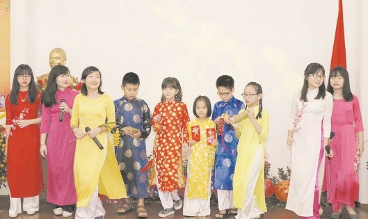 Trẻ em người Việt vui tết ở Đại sứ quán Việt Nam tại Indonesia.