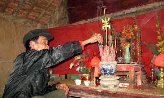 Cụ Liên (chủ tế) thắp hương bên trong đền thờ tướng Vũ Duy Dương.
