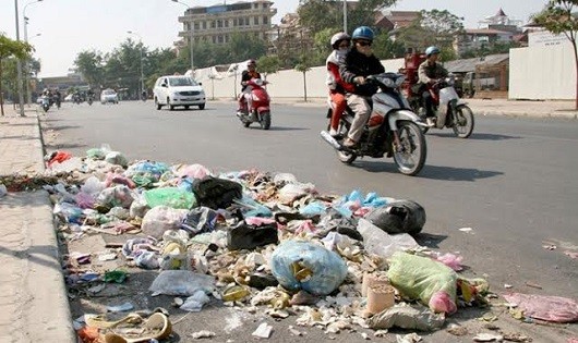 Công dân thủ đô vô tư xả rác ngập đường phố.