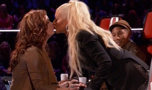 Christina Aguilera 'khóa' môi đồng tính để 'dụ' thí sinh The Voice