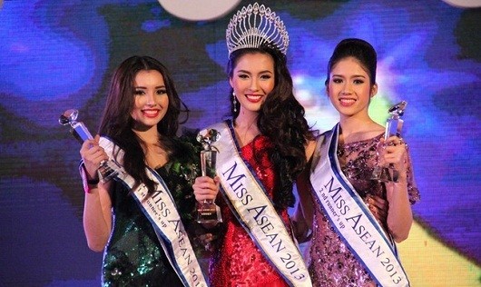 Đồng Thanh Vy (ngoài cùng bên phải) nhận danh hiệu Á hậu 2 trong cuộc thi Hoa hậu Đông Nam Á 2013.