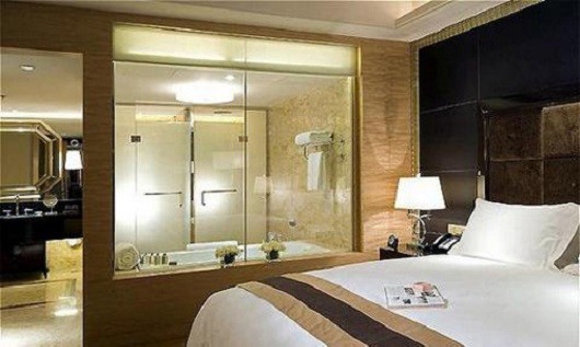 Lý do phòng tắm khách sạn có tường kính trong suốt