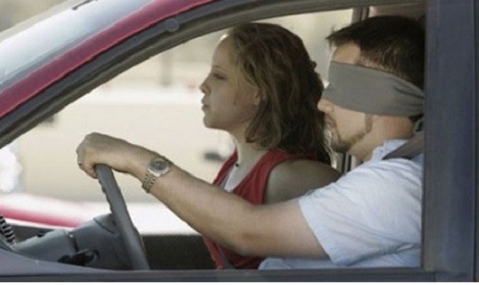 Lái xe khi đang bịt mắt được xem như một trong những quy định vô nghĩa nhất ở Mỹ. Ảnh: Mostepicstuff.