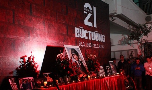 Tối qua, 26/3, ban nhạc Bức Tường đã tổ chức buổi offline kỉ niệm 21 năm thành lập tại Nhà hát Âu Cơ, Hà Nội.